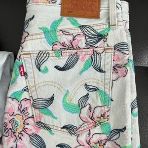 Brand New - Embroider Levis shorts